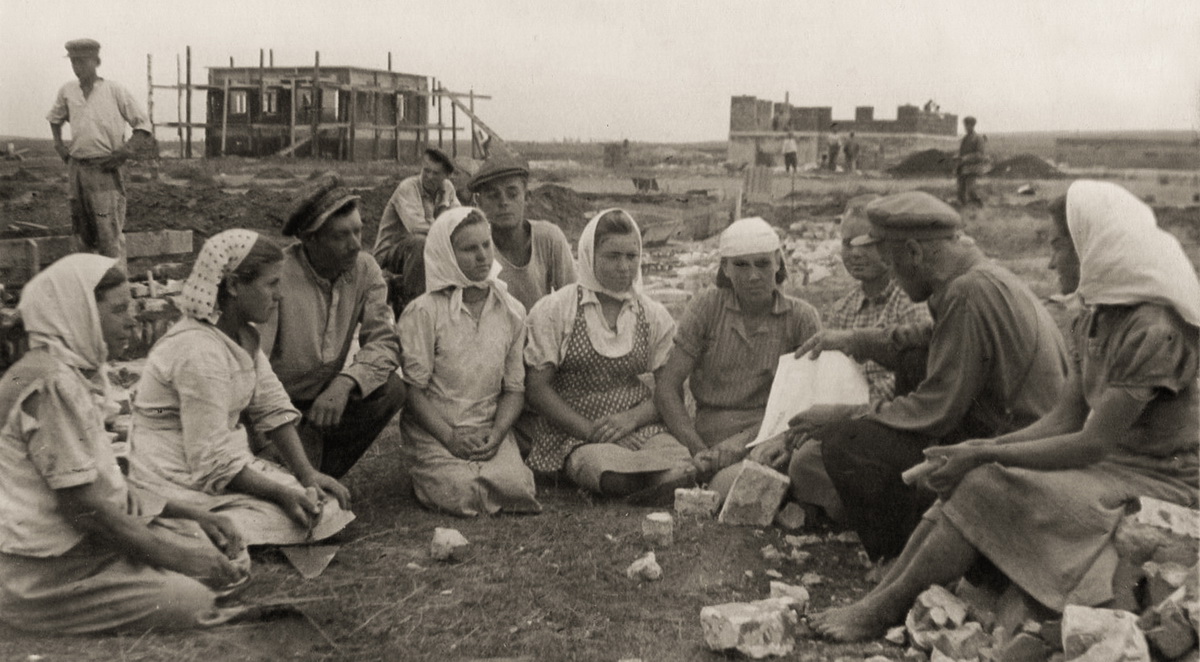Бригада каменщиков  на отдыхе. 1947 год