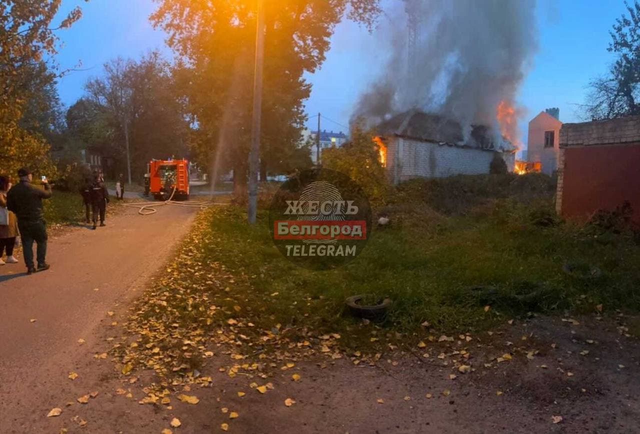 В Белгороде на улице Степана Разина горит дом