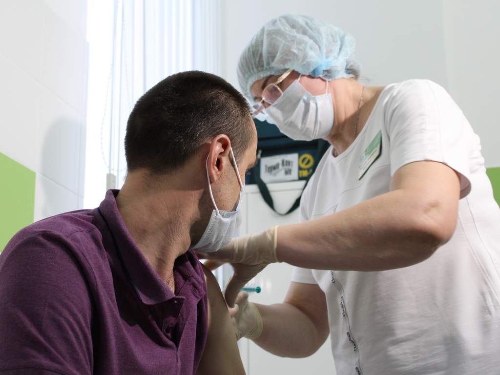 Почти 50 сотрудников белгородской школы сделали прививки от ковида