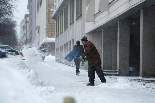 Выпавший снег в Белгороде убирают 720 дворников