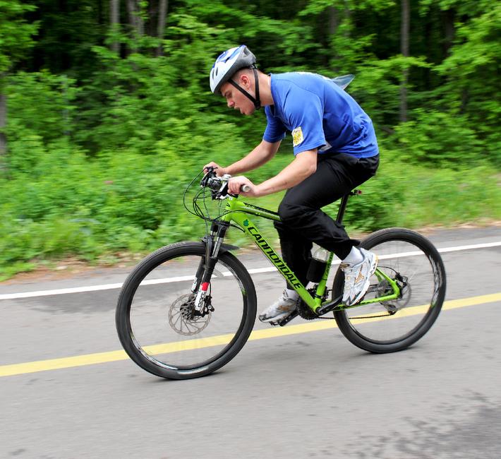 Около 50 белгородцев – любителей бега, роликовых коньков и велосипедов сразились в триатлоне - Изображение 10