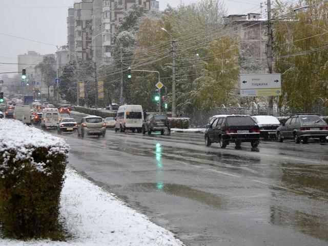 В Белгороде на опасных участках дорог выставили машины с противогололёдной смесью