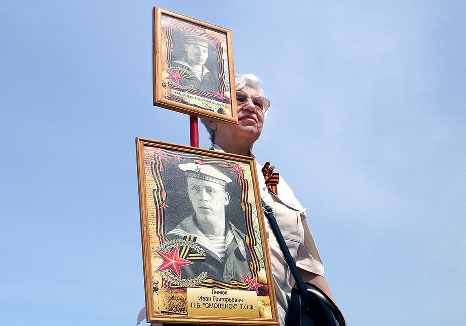 Кадры Дня Победы в Белгороде: парад и «Бессмертный полк» - Изображение 9