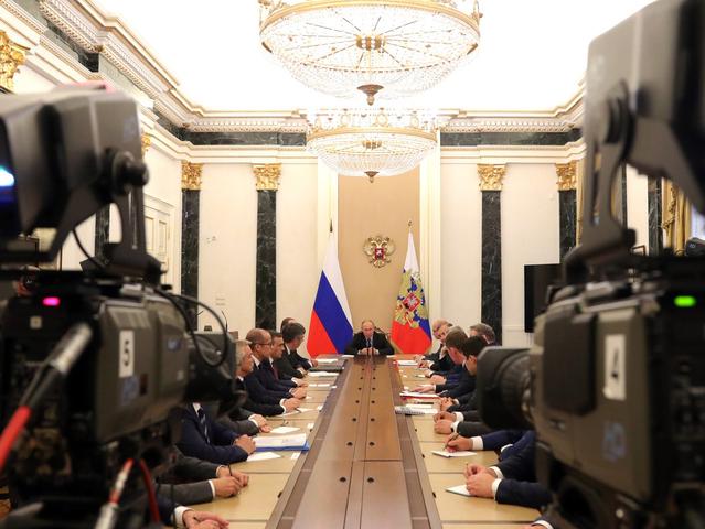 Владимир Путин попросил Евгения Савченко помочь кадрами другим регионам