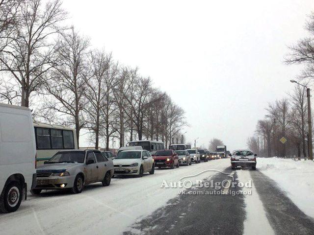 В Белгороде у ротонды застряли десятки машин