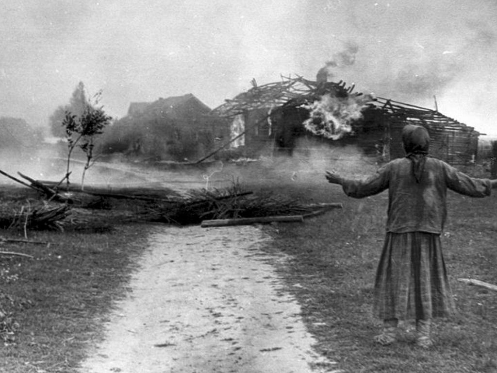Советская крестьянка смотрит на свой горящий дом