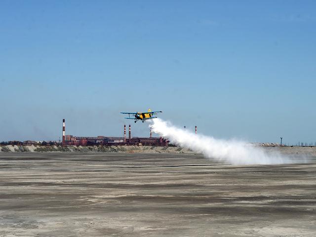На Лебединском ГОКе эффективно борются с пылью с помощью малой авиации*