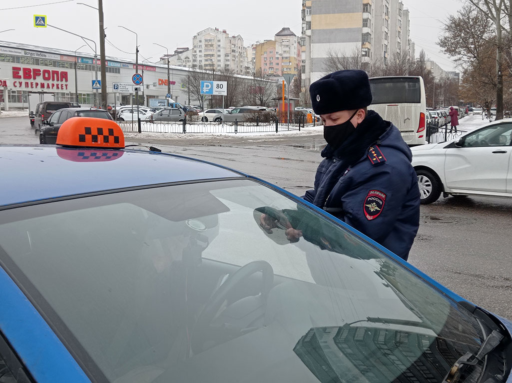 Как в Белгороде водители и пассажиры такси соблюдают масочный режим