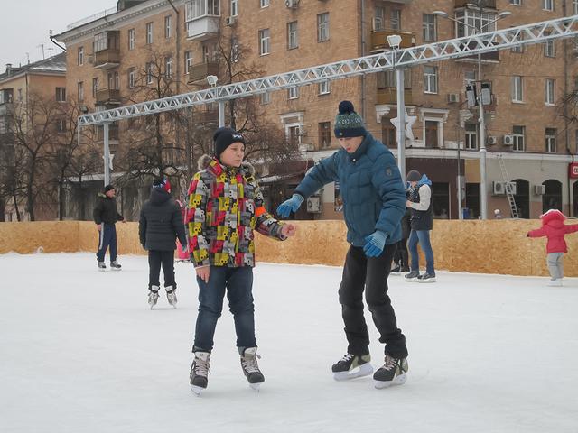 Белгородских школьников приглашают покататься со звёздами на коньках