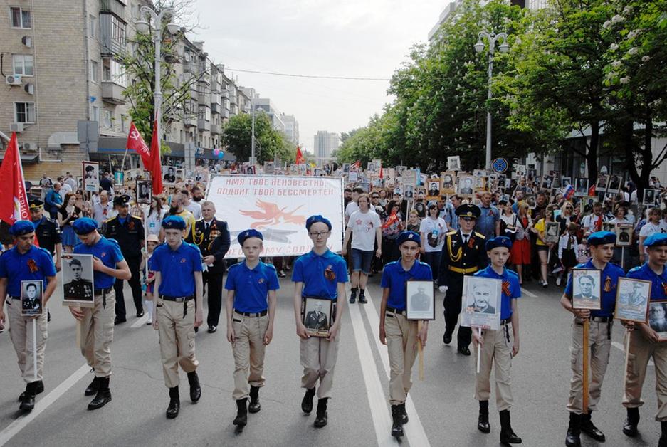 Кадры Дня Победы в Белгороде: парад и «Бессмертный полк» - Изображение 36