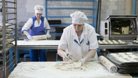 Школьные повара готовят обед