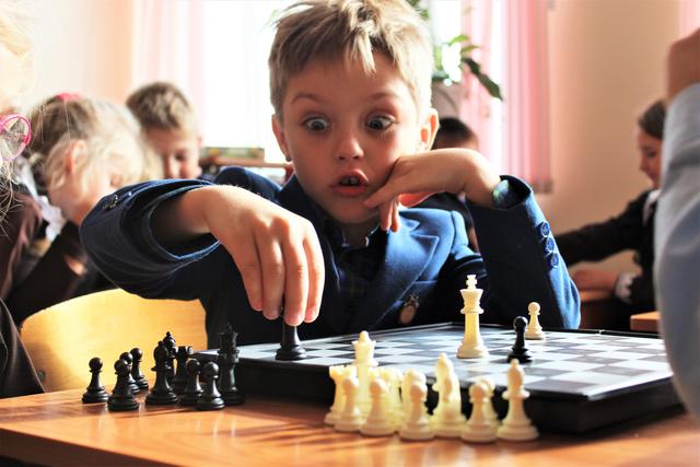 Королём по лбу. Как белгородские первоклассники учатся играть в шахматы