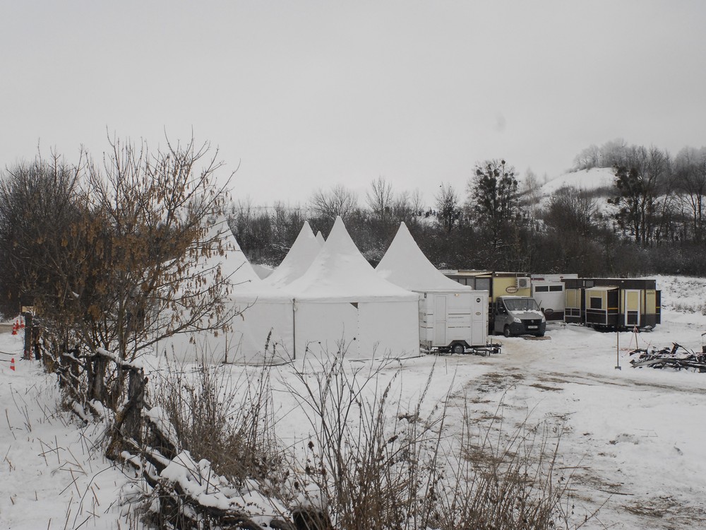 Палатки киногруппы в Дмитриевке. Фото Анны Золотарёвой