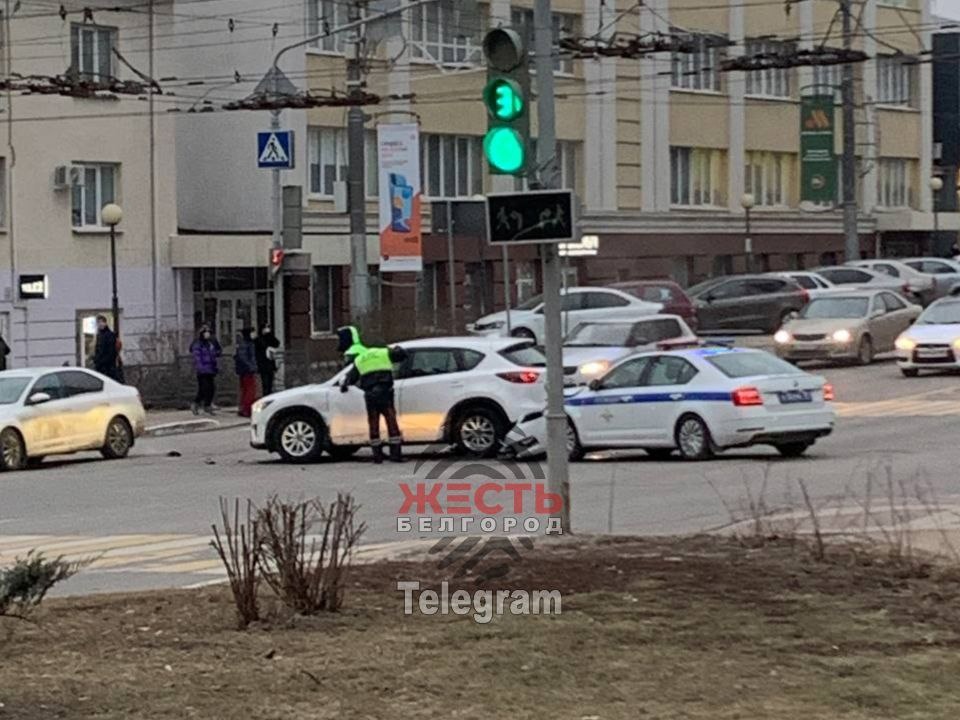 В центре Белгорода машина ДПС столкнулась с легковушкой