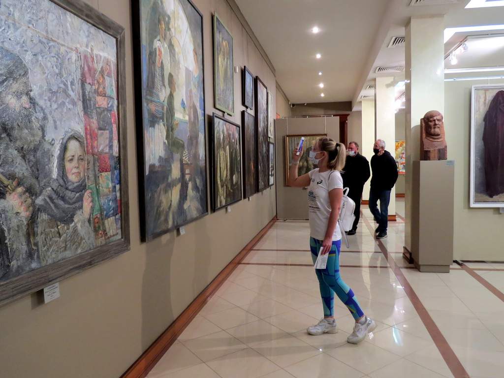 224 художника участвуют в выставке «Прохоровское поле» в Белгороде
