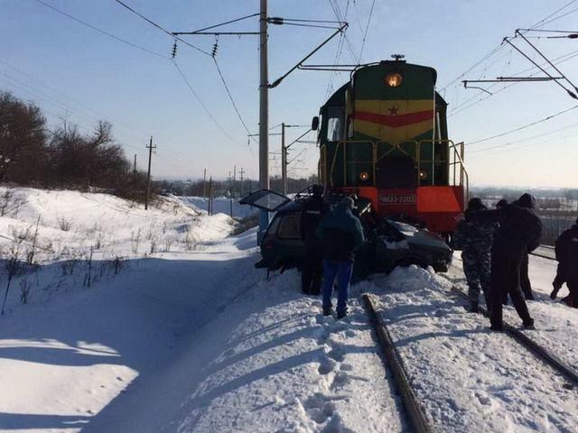 В Валуйском районе маневровый локомотив столкнулся с «Нивой»