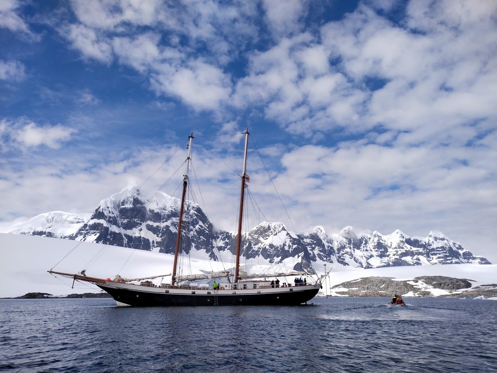 В Антарктиду под парусами. Белгородец отправился к берегам самого южного континента Земли