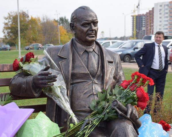 В Старом Осколе открыли памятник почётному гражданину города Валентину Цыцугину