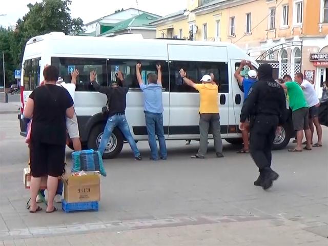В центре Белгорода задержали сразу 16 валютчиков