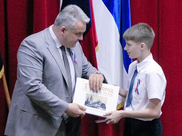 20 белгородских школьников получили паспорта в День России