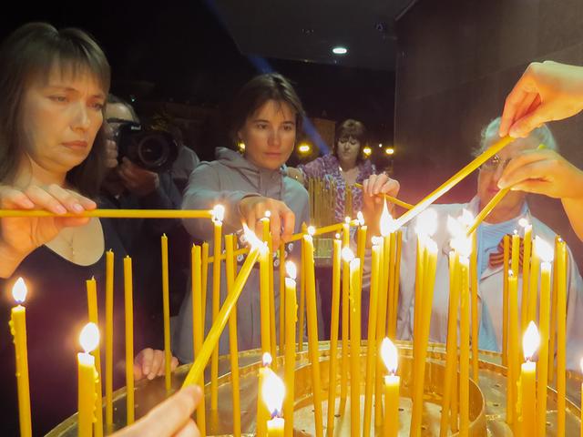 Белгородцы зажгли 1 418 свечей возле музея-диорамы