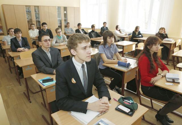 Евгений Савченко считает, что школьники должны сдавать смартфоны перед уроком